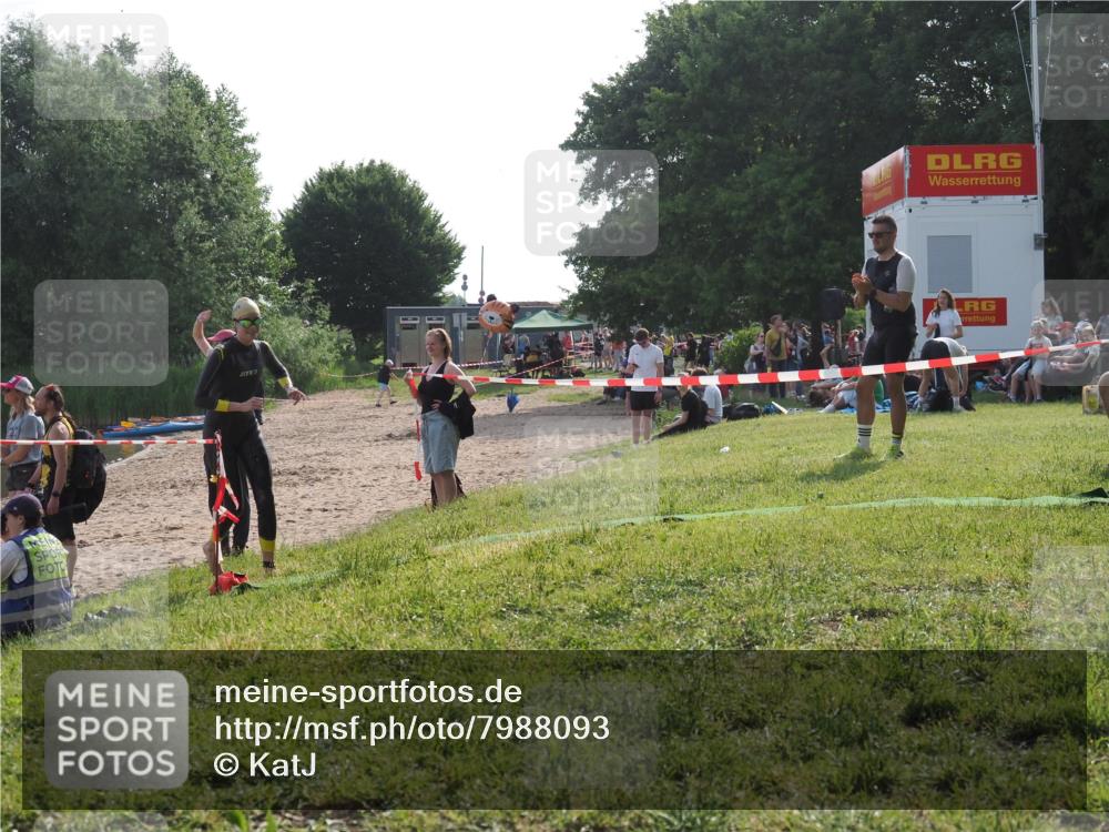 15.06.2025 - 27. Vierlanden-Triathlon KatJ http://msf.ph/oto/7988093 15.06.2025 09:05:07 Schwimmen 205, 238 meine-sportfotos.de