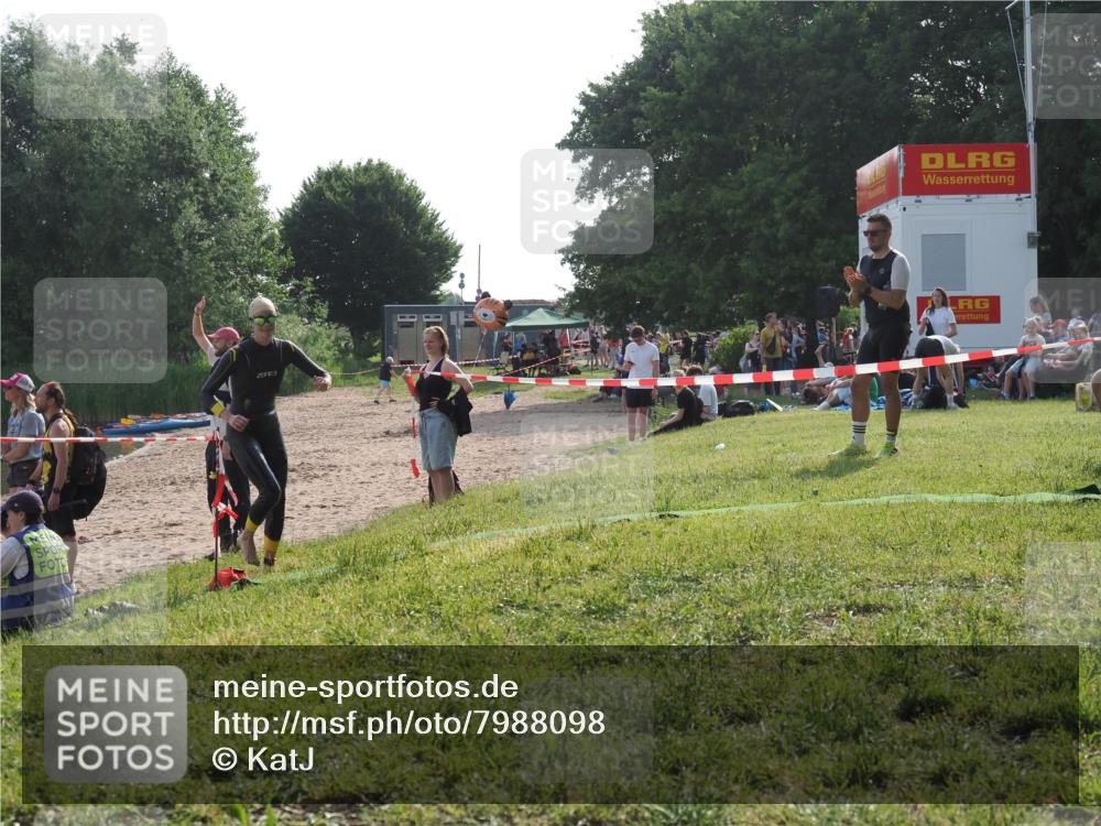 15.06.2025 - 27. Vierlanden-Triathlon KatJ http://msf.ph/oto/7988098 15.06.2025 09:05:07 Schwimmen 205, 238 meine-sportfotos.de