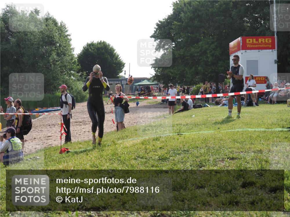 15.06.2025 - 27. Vierlanden-Triathlon KatJ http://msf.ph/oto/7988116 15.06.2025 09:05:08 Schwimmen 205, 238 meine-sportfotos.de
