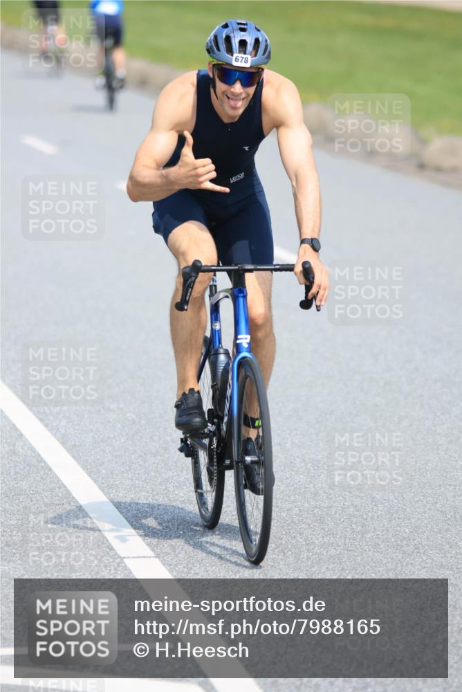 15.06.2025 - 27. Vierlanden-Triathlon H.Heesch http://msf.ph/oto/7988165 15.06.2025 11:40:35 Radfahren 206, 678, 760, 910 meine-sportfotos.de