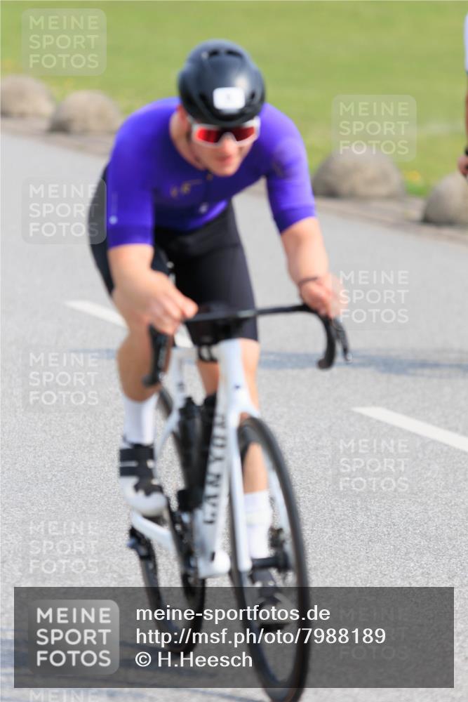 15.06.2025 - 27. Vierlanden-Triathlon H.Heesch http://msf.ph/oto/7988189 15.06.2025 09:20:40 Radfahren 5, 73, 88, 194 meine-sportfotos.de