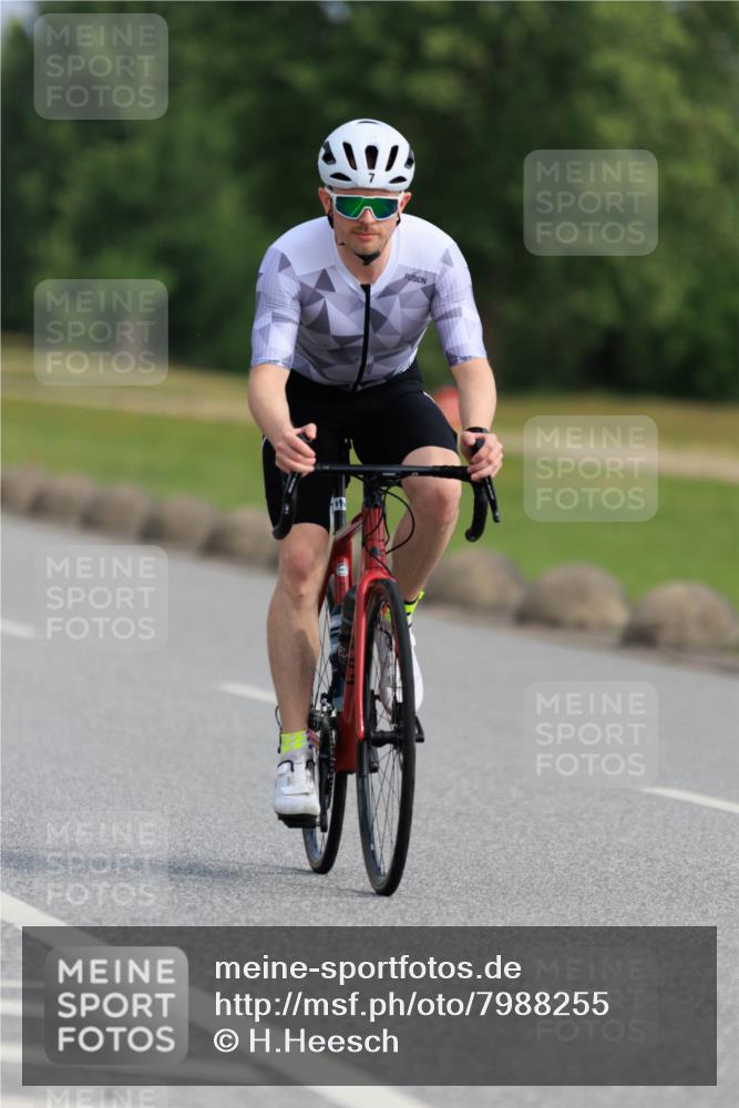 15.06.2025 - 27. Vierlanden-Triathlon H.Heesch http://msf.ph/oto/7988255 15.06.2025 09:21:23 Radfahren 2, 7, 35, 147, 165 meine-sportfotos.de