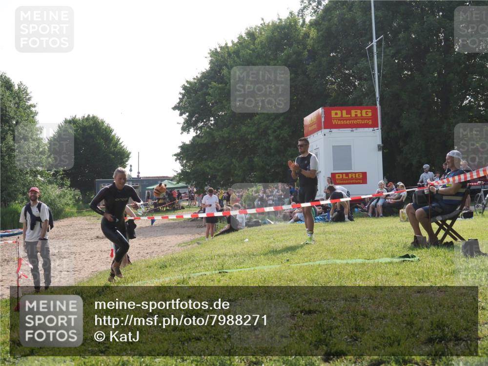 15.06.2025 - 27. Vierlanden-Triathlon KatJ http://msf.ph/oto/7988271 15.06.2025 09:05:19 Schwimmen 209, 221, 222 meine-sportfotos.de
