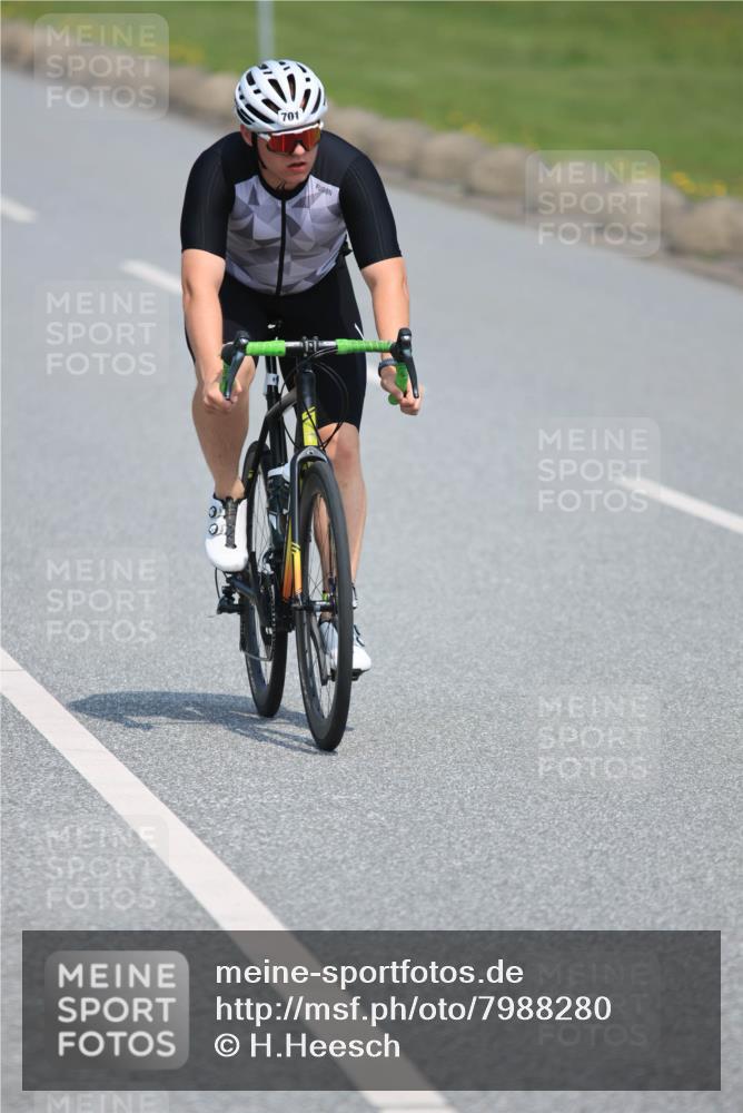 21.06.2025 - 27. Vierlanden-Triathlon H.Heesch http://msf.ph/oto/7988280 15.06.2025 11:41:47 Radfahren 646, 701 meine-sportfotos.de