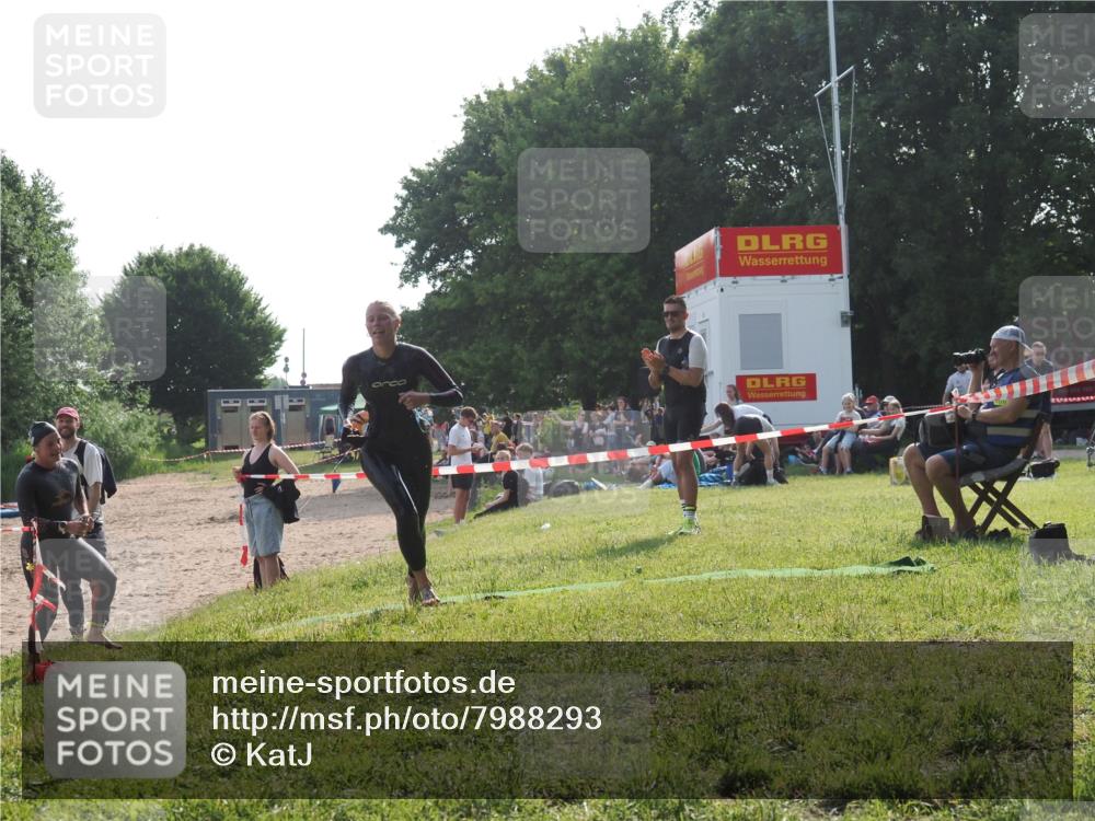 15.06.2025 - 27. Vierlanden-Triathlon KatJ http://msf.ph/oto/7988293 15.06.2025 09:05:19 Schwimmen 209, 221, 222 meine-sportfotos.de