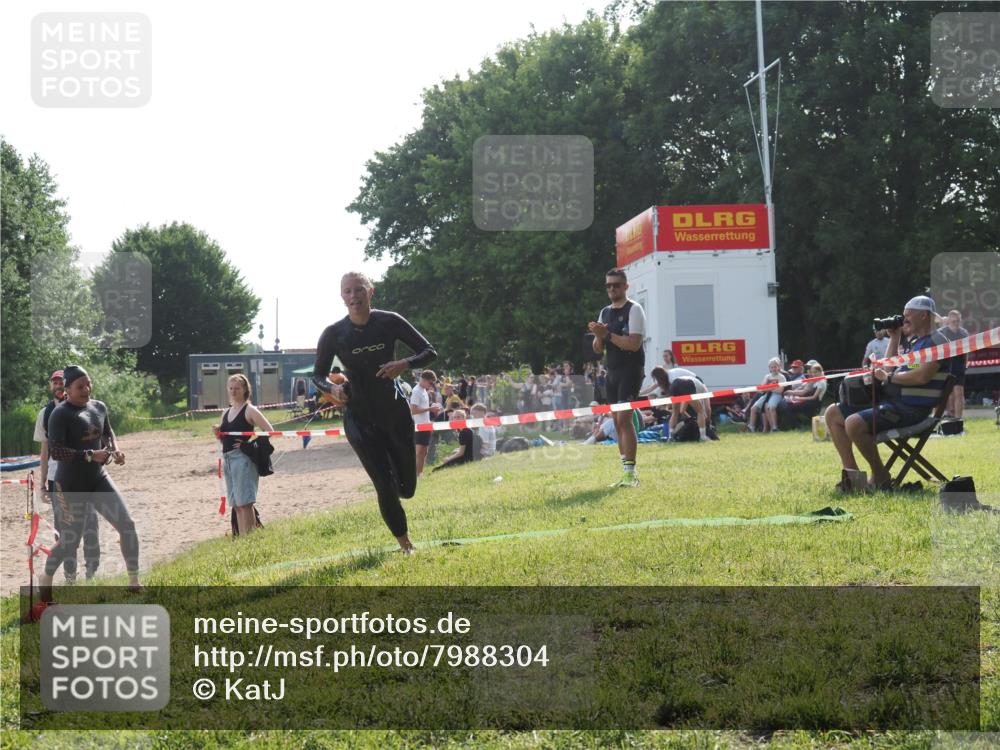15.06.2025 - 27. Vierlanden-Triathlon KatJ http://msf.ph/oto/7988304 15.06.2025 09:05:19 Schwimmen 209, 221, 222 meine-sportfotos.de
