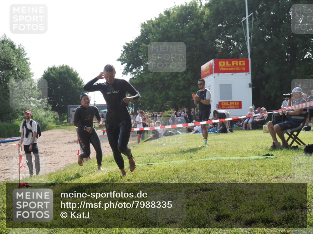 15.06.2025 - 27. Vierlanden-Triathlon KatJ http://msf.ph/oto/7988335 15.06.2025 09:05:20 Schwimmen 209, 221, 222 meine-sportfotos.de
