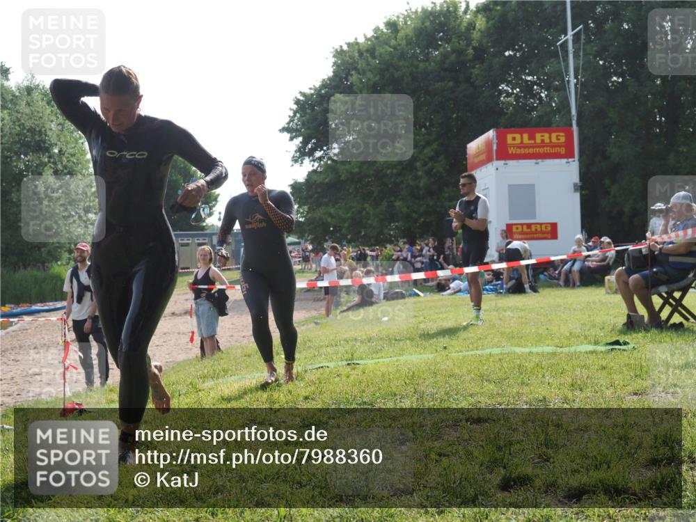15.06.2025 - 27. Vierlanden-Triathlon KatJ http://msf.ph/oto/7988360 15.06.2025 09:05:21 Schwimmen 209, 221, 222 meine-sportfotos.de