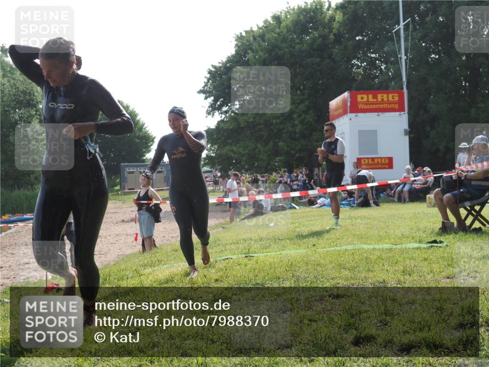 15.06.2025 - 27. Vierlanden-Triathlon KatJ http://msf.ph/oto/7988370 15.06.2025 09:05:21 Schwimmen 209, 221, 222 meine-sportfotos.de