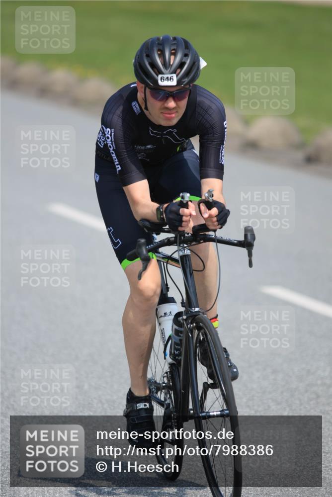 21.06.2025 - 27. Vierlanden-Triathlon H.Heesch http://msf.ph/oto/7988386 15.06.2025 11:41:55 Radfahren 646, 937 meine-sportfotos.de