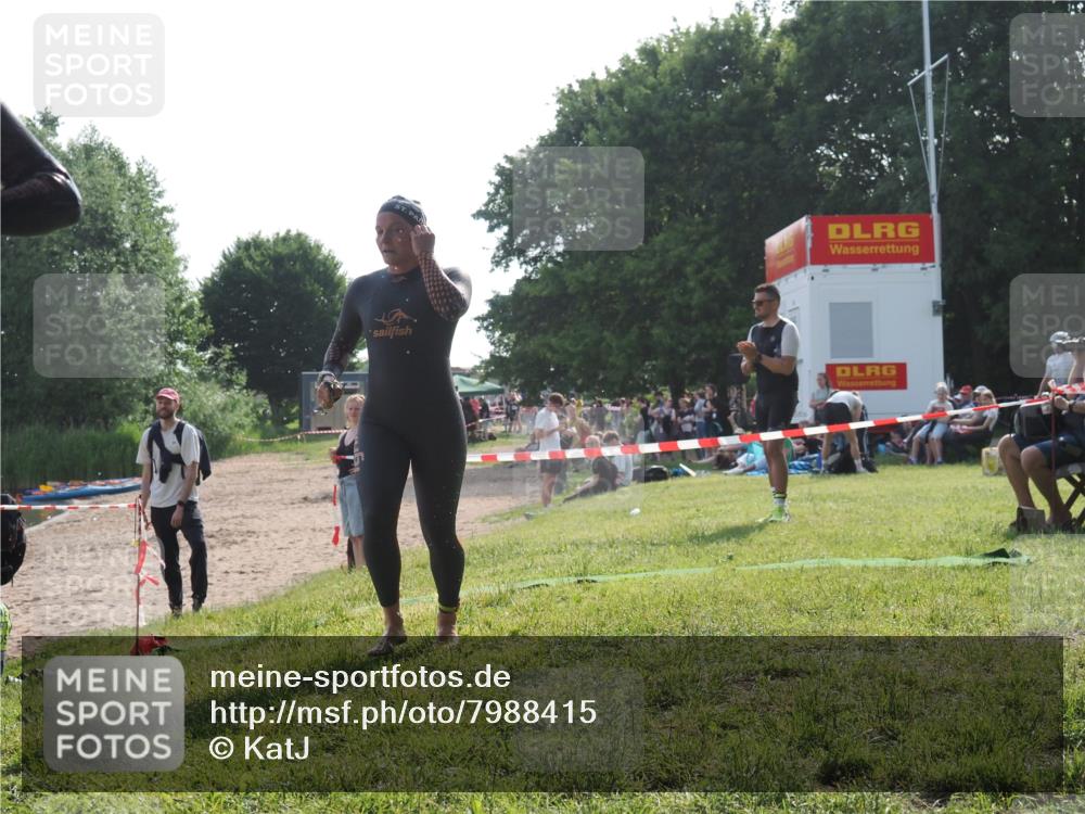 15.06.2025 - 27. Vierlanden-Triathlon KatJ http://msf.ph/oto/7988415 15.06.2025 09:05:22 Schwimmen 209, 221, 222 meine-sportfotos.de