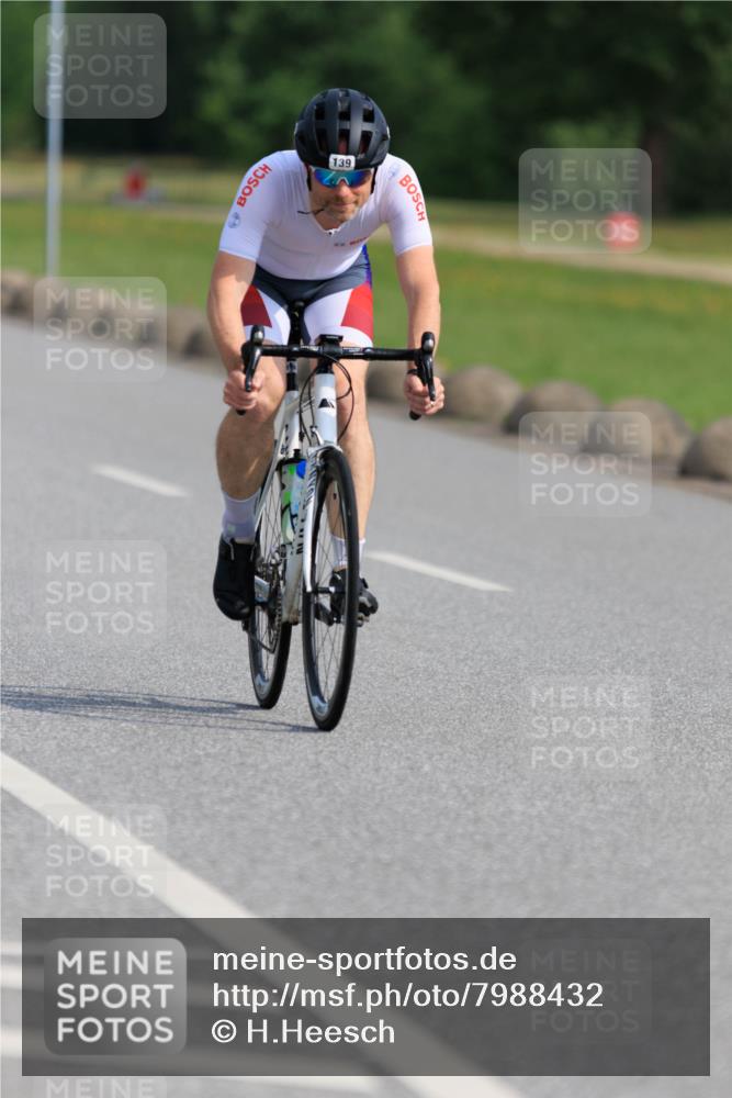 15.06.2025 - 27. Vierlanden-Triathlon H.Heesch http://msf.ph/oto/7988432 15.06.2025 09:23:42 Radfahren 139 meine-sportfotos.de