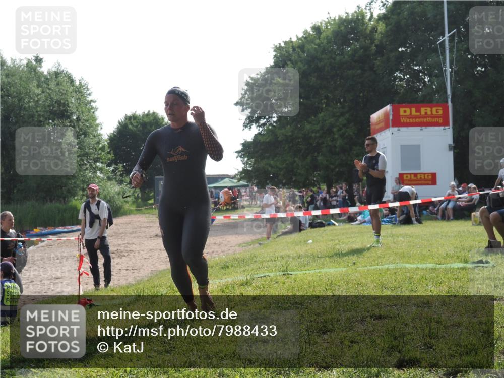 15.06.2025 - 27. Vierlanden-Triathlon KatJ http://msf.ph/oto/7988433 15.06.2025 09:05:22 Schwimmen 209, 221, 222 meine-sportfotos.de