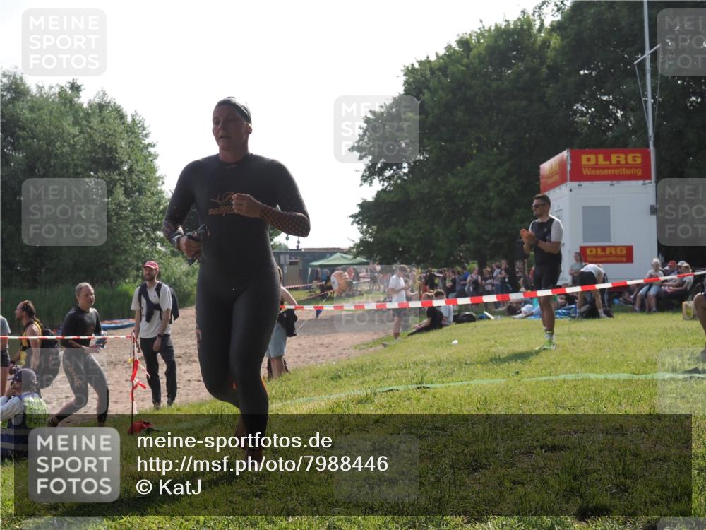 15.06.2025 - 27. Vierlanden-Triathlon KatJ http://msf.ph/oto/7988446 15.06.2025 09:05:22 Schwimmen 209, 221, 222 meine-sportfotos.de