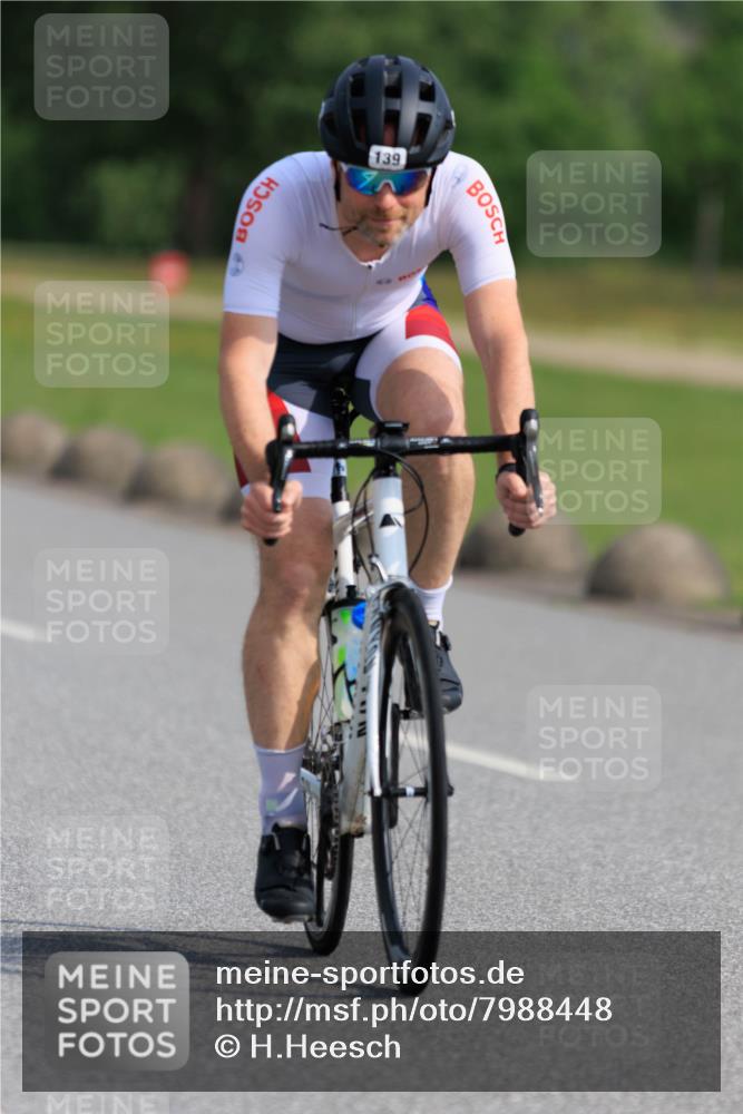 15.06.2025 - 27. Vierlanden-Triathlon H.Heesch http://msf.ph/oto/7988448 15.06.2025 09:23:42 Radfahren 139 meine-sportfotos.de