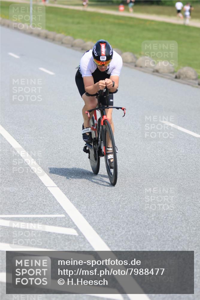 15.06.2025 - 27. Vierlanden-Triathlon H.Heesch http://msf.ph/oto/7988477 15.06.2025 11:42:46 Radfahren 217, 697, 781, 862 meine-sportfotos.de