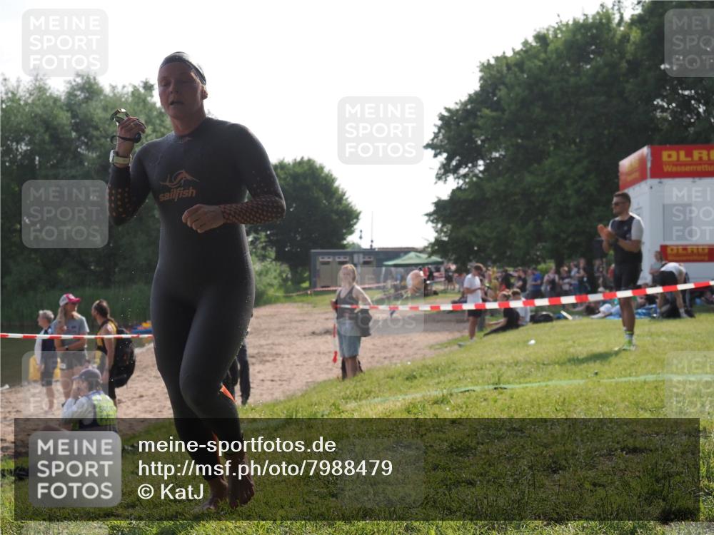 15.06.2025 - 27. Vierlanden-Triathlon KatJ http://msf.ph/oto/7988479 15.06.2025 09:05:22 Schwimmen 209, 221, 222 meine-sportfotos.de