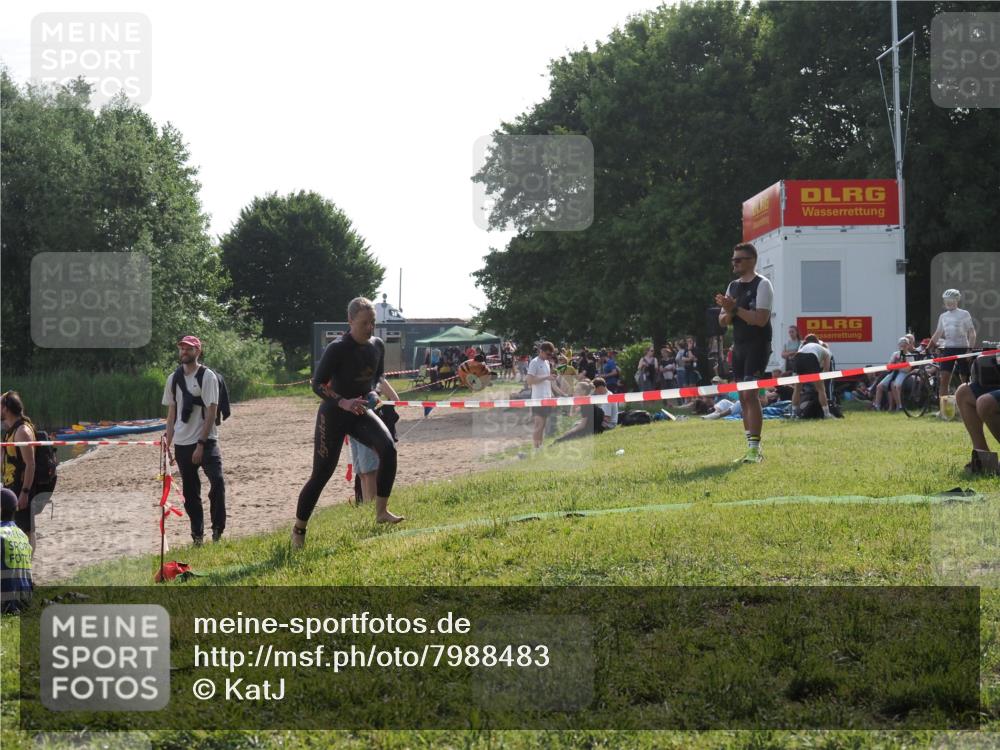 15.06.2025 - 27. Vierlanden-Triathlon KatJ http://msf.ph/oto/7988483 15.06.2025 09:05:23 Schwimmen 209, 221, 222 meine-sportfotos.de