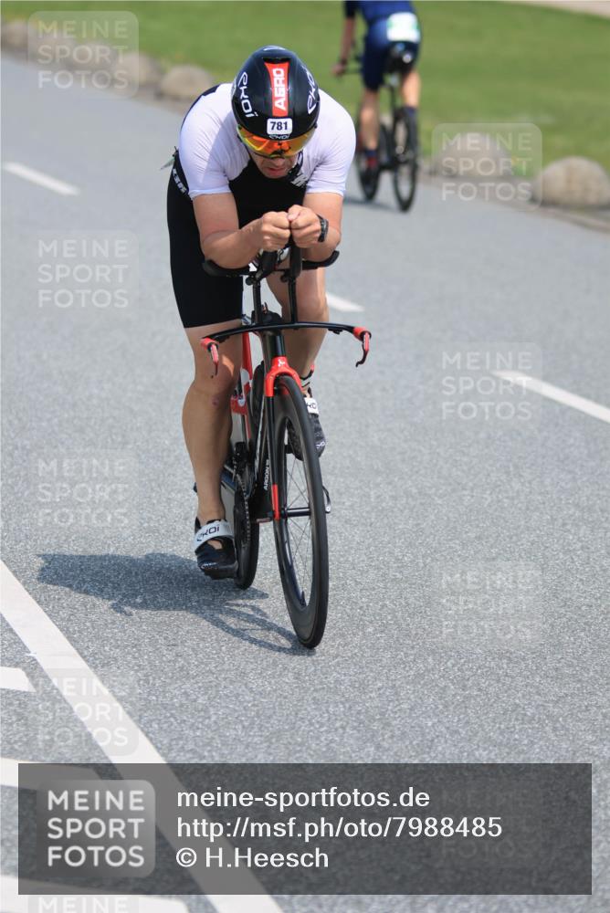21.06.2025 - 27. Vierlanden-Triathlon H.Heesch http://msf.ph/oto/7988485 15.06.2025 11:42:46 Radfahren 217, 697, 781, 862 meine-sportfotos.de