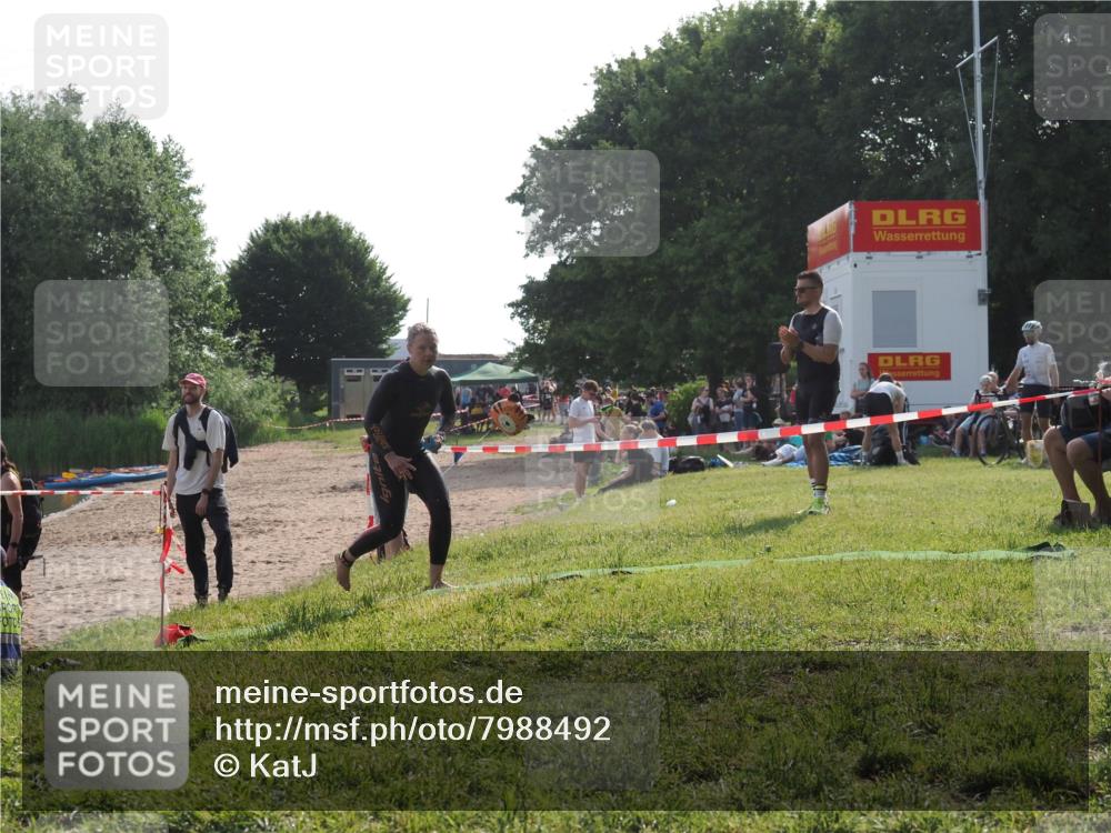 15.06.2025 - 27. Vierlanden-Triathlon KatJ http://msf.ph/oto/7988492 15.06.2025 09:05:23 Schwimmen 209, 221, 222 meine-sportfotos.de