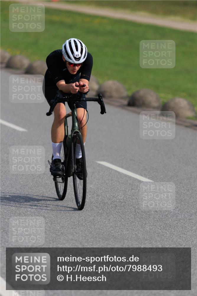 15.06.2025 - 27. Vierlanden-Triathlon H.Heesch http://msf.ph/oto/7988493 15.06.2025 09:24:41 Radfahren 65, 138, 160 meine-sportfotos.de