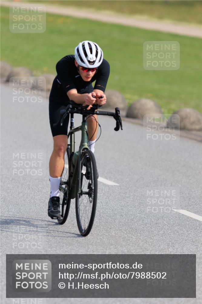 15.06.2025 - 27. Vierlanden-Triathlon H.Heesch http://msf.ph/oto/7988502 15.06.2025 09:24:41 Radfahren 65, 138, 160 meine-sportfotos.de