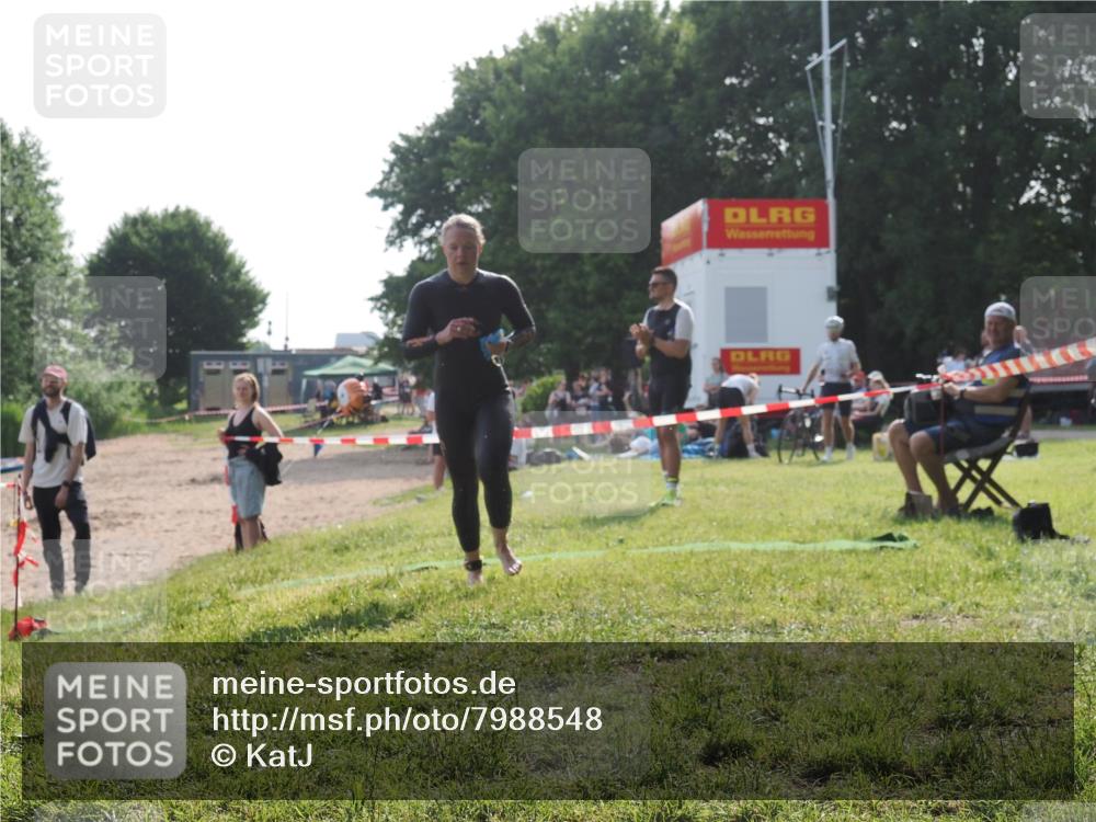 15.06.2025 - 27. Vierlanden-Triathlon KatJ http://msf.ph/oto/7988548 15.06.2025 09:05:25 Schwimmen 209, 221, 222 meine-sportfotos.de