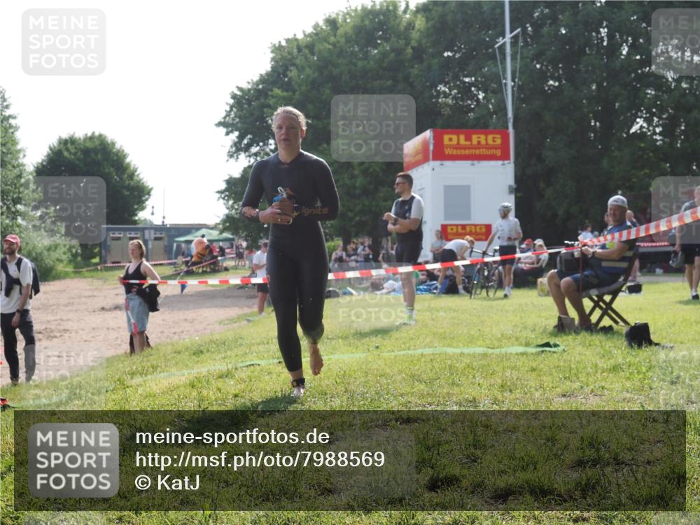15.06.2025 - 27. Vierlanden-Triathlon KatJ http://msf.ph/oto/7988569 15.06.2025 09:05:25 Schwimmen 209, 221, 222 meine-sportfotos.de