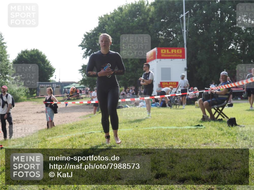 15.06.2025 - 27. Vierlanden-Triathlon KatJ http://msf.ph/oto/7988573 15.06.2025 09:05:25 Schwimmen 209, 221, 222 meine-sportfotos.de