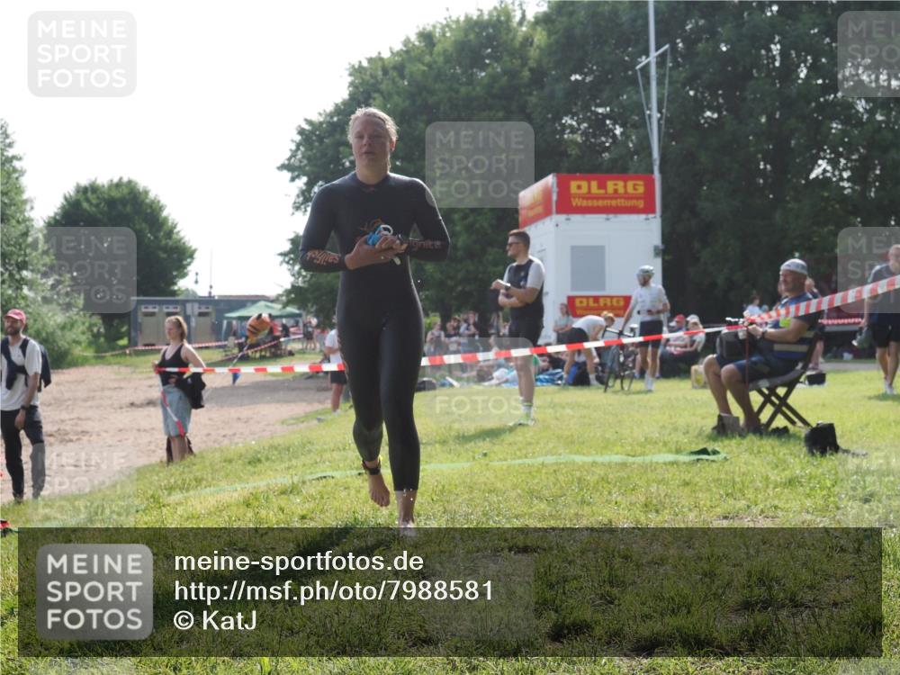 15.06.2025 - 27. Vierlanden-Triathlon KatJ http://msf.ph/oto/7988581 15.06.2025 09:05:25 Schwimmen 209, 221, 222 meine-sportfotos.de