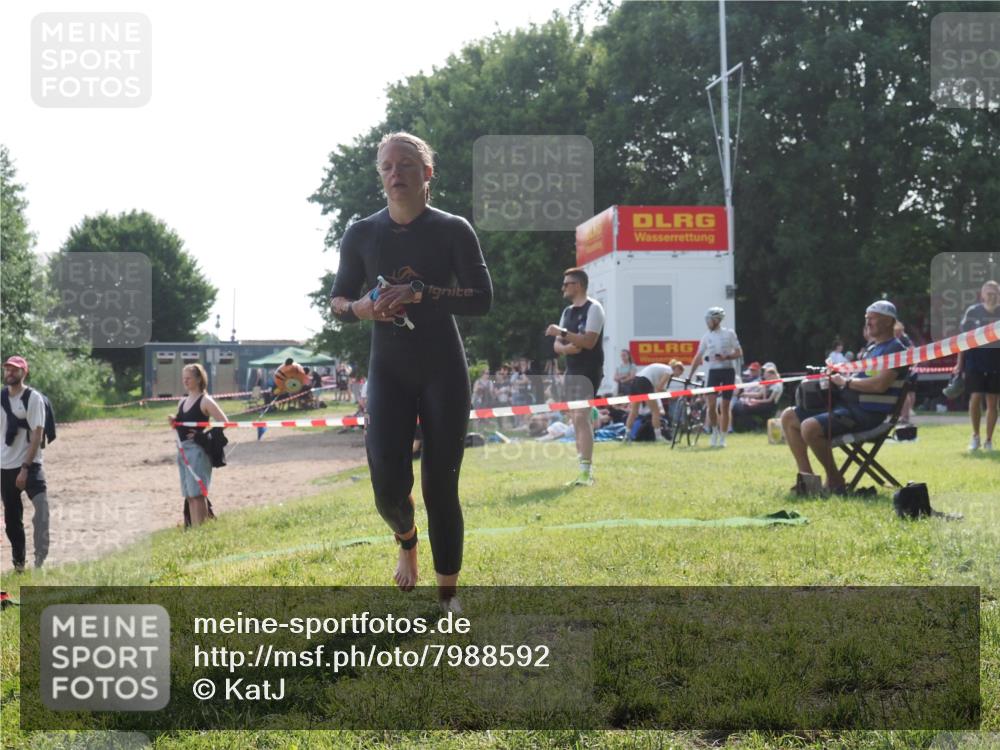 15.06.2025 - 27. Vierlanden-Triathlon KatJ http://msf.ph/oto/7988592 15.06.2025 09:05:25 Schwimmen 209, 221, 222 meine-sportfotos.de