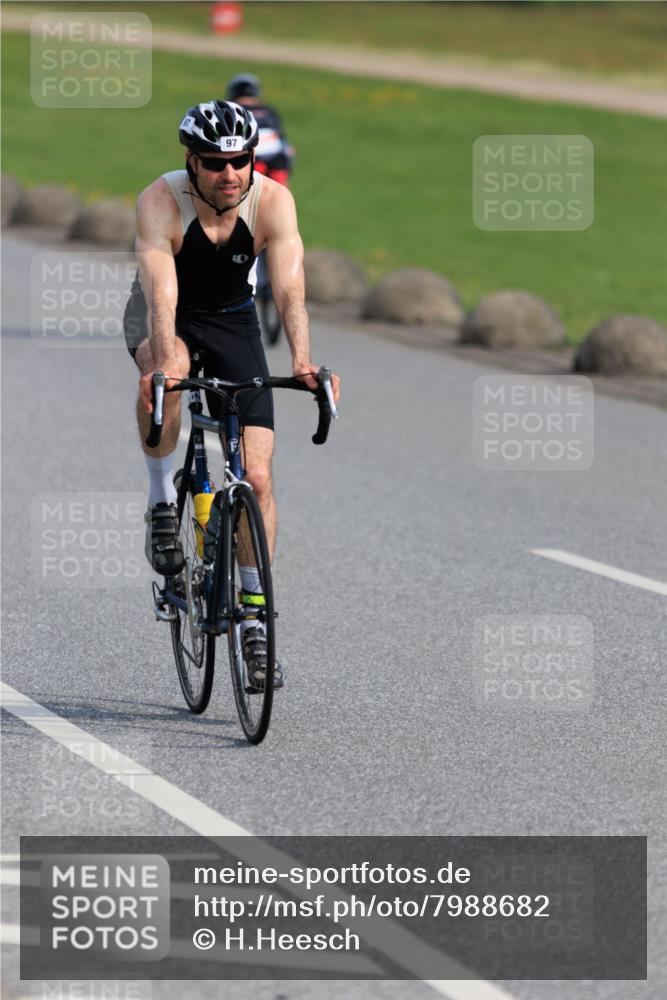 15.06.2025 - 27. Vierlanden-Triathlon H.Heesch http://msf.ph/oto/7988682 15.06.2025 09:27:10 Radfahren 74, 97, 102 meine-sportfotos.de