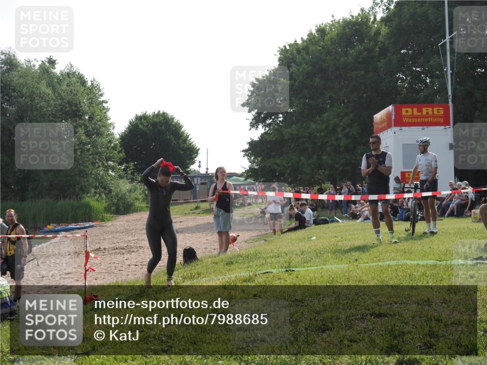15.06.2025 - 27. Vierlanden-Triathlon KatJ http://msf.ph/oto/7988685 15.06.2025 09:06:14 Schwimmen 216 meine-sportfotos.de