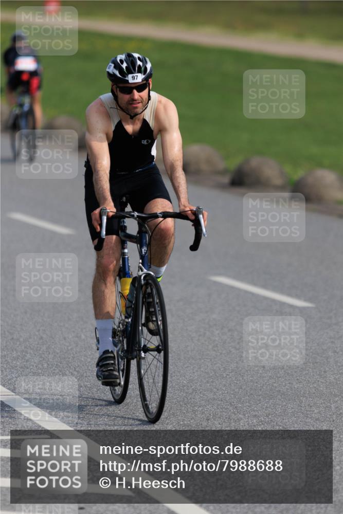15.06.2025 - 27. Vierlanden-Triathlon H.Heesch http://msf.ph/oto/7988688 15.06.2025 09:27:10 Radfahren 74, 97, 102 meine-sportfotos.de
