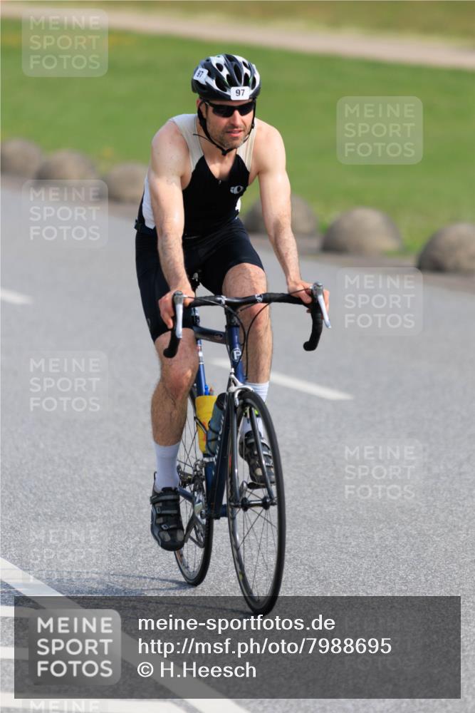 15.06.2025 - 27. Vierlanden-Triathlon H.Heesch http://msf.ph/oto/7988695 15.06.2025 09:27:10 Radfahren 74, 97, 102 meine-sportfotos.de
