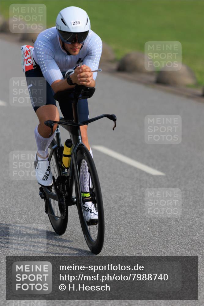 15.06.2025 - 27. Vierlanden-Triathlon H.Heesch http://msf.ph/oto/7988740 15.06.2025 09:27:54 Radfahren 104, 202, 239 meine-sportfotos.de