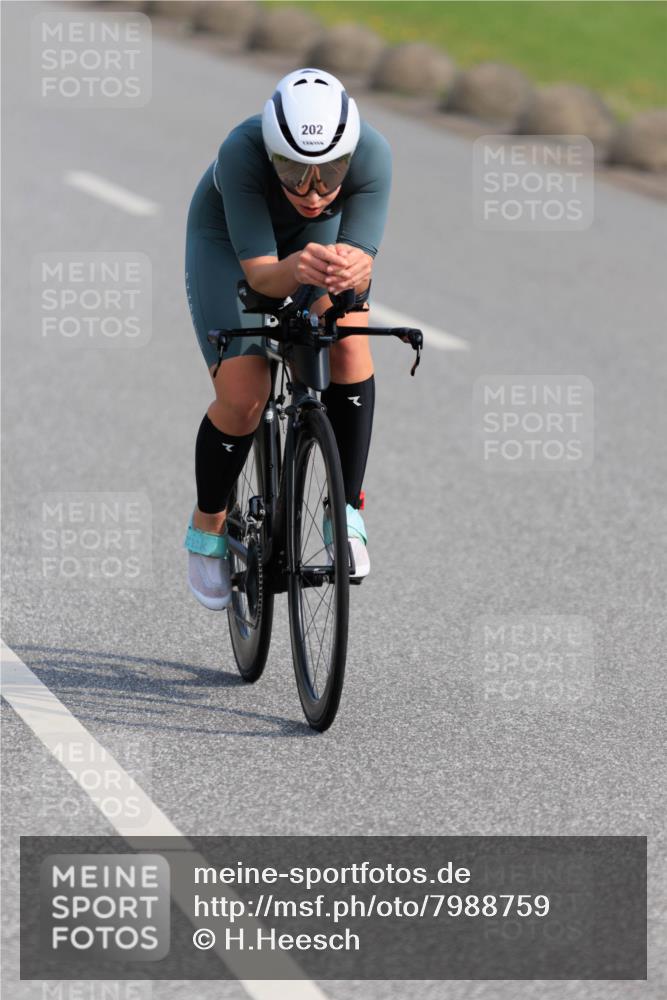 15.06.2025 - 27. Vierlanden-Triathlon H.Heesch http://msf.ph/oto/7988759 15.06.2025 09:27:59 Radfahren 104, 202 meine-sportfotos.de