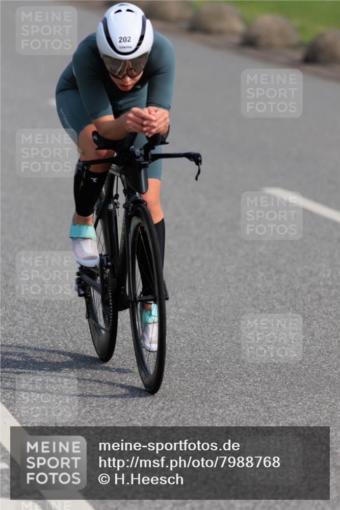 15.06.2025 - 27. Vierlanden-Triathlon H.Heesch http://msf.ph/oto/7988768 15.06.2025 09:27:59 Radfahren 104, 202 meine-sportfotos.de