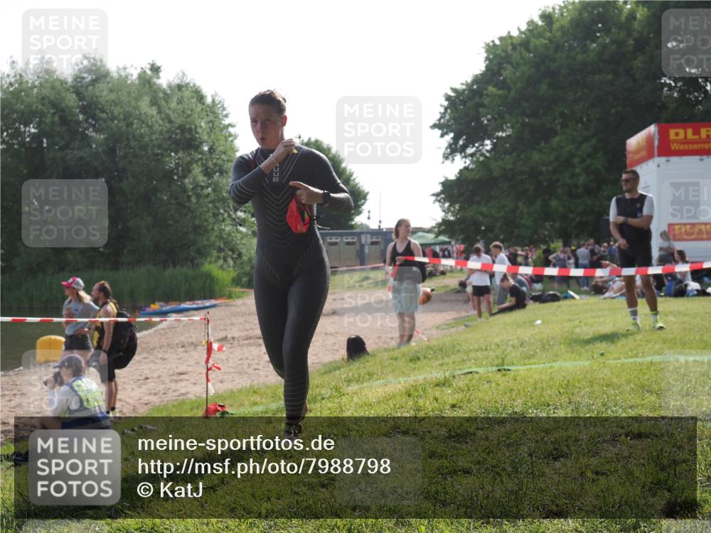 15.06.2025 - 27. Vierlanden-Triathlon KatJ http://msf.ph/oto/7988798 15.06.2025 09:06:16 Schwimmen 216 meine-sportfotos.de