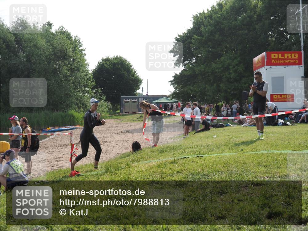 15.06.2025 - 27. Vierlanden-Triathlon KatJ http://msf.ph/oto/7988813 15.06.2025 09:06:58 Schwimmen 212, 251 meine-sportfotos.de