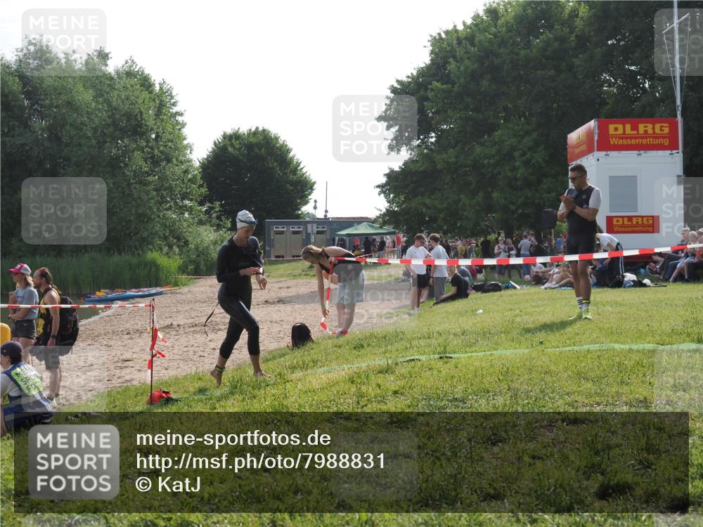 15.06.2025 - 27. Vierlanden-Triathlon KatJ http://msf.ph/oto/7988831 15.06.2025 09:06:58 Schwimmen 212, 251 meine-sportfotos.de