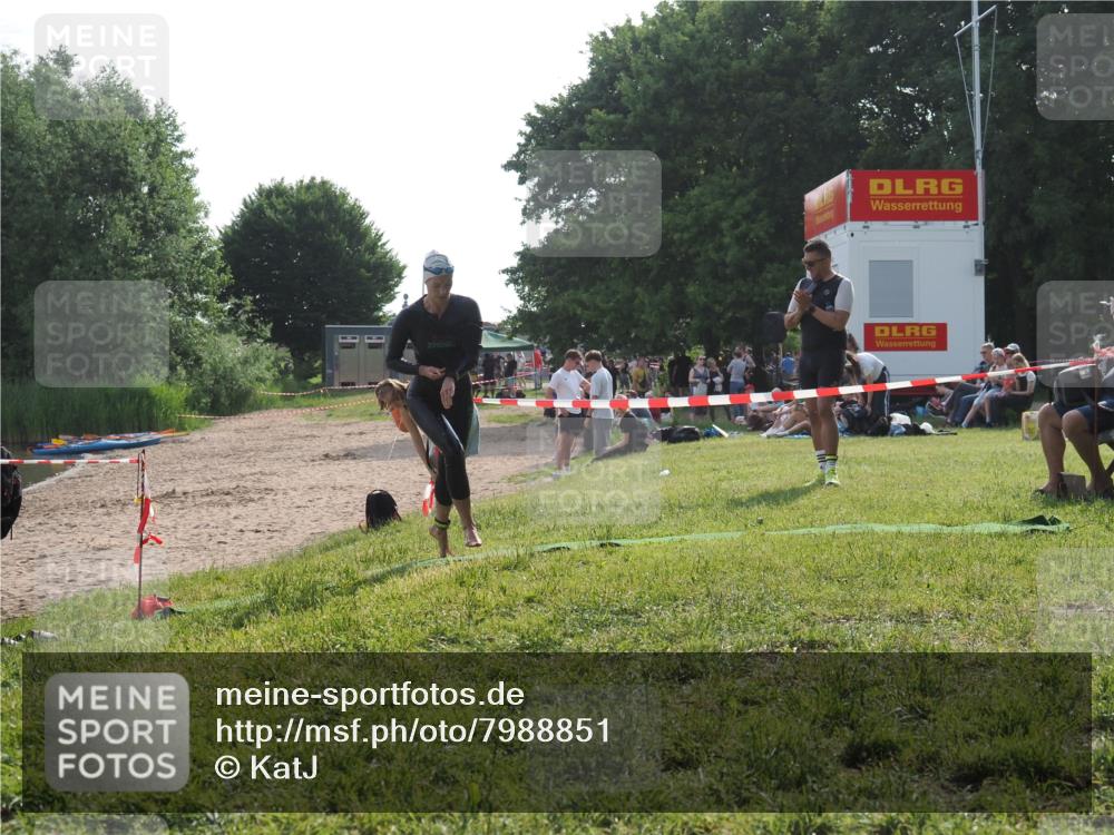 15.06.2025 - 27. Vierlanden-Triathlon KatJ http://msf.ph/oto/7988851 15.06.2025 09:06:59 Schwimmen 212, 251 meine-sportfotos.de
