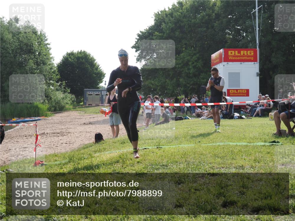 15.06.2025 - 27. Vierlanden-Triathlon KatJ http://msf.ph/oto/7988899 15.06.2025 09:07:00 Schwimmen 212, 251 meine-sportfotos.de