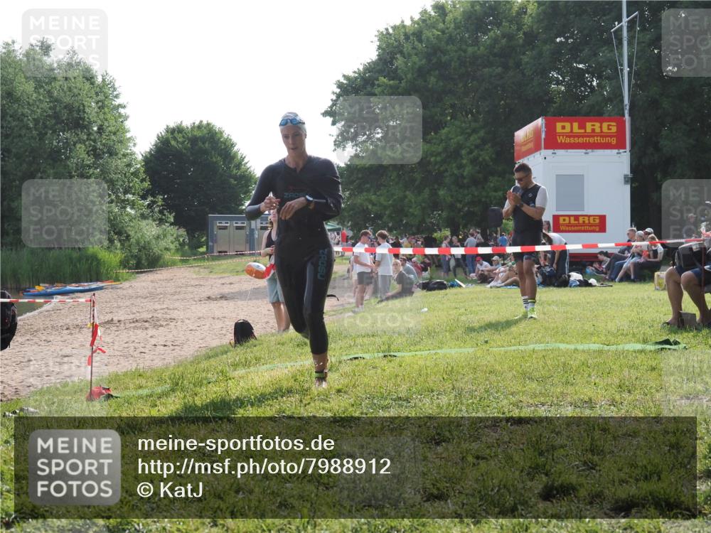 15.06.2025 - 27. Vierlanden-Triathlon KatJ http://msf.ph/oto/7988912 15.06.2025 09:07:00 Schwimmen 212, 251 meine-sportfotos.de