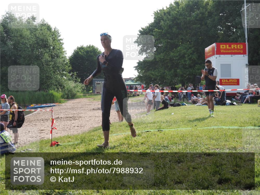 15.06.2025 - 27. Vierlanden-Triathlon KatJ http://msf.ph/oto/7988932 15.06.2025 09:07:00 Schwimmen 212, 251 meine-sportfotos.de