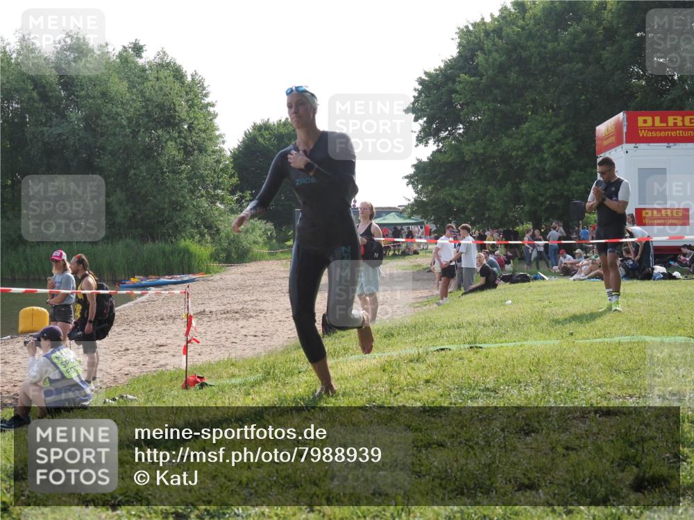 15.06.2025 - 27. Vierlanden-Triathlon KatJ http://msf.ph/oto/7988939 15.06.2025 09:07:00 Schwimmen 212, 251 meine-sportfotos.de