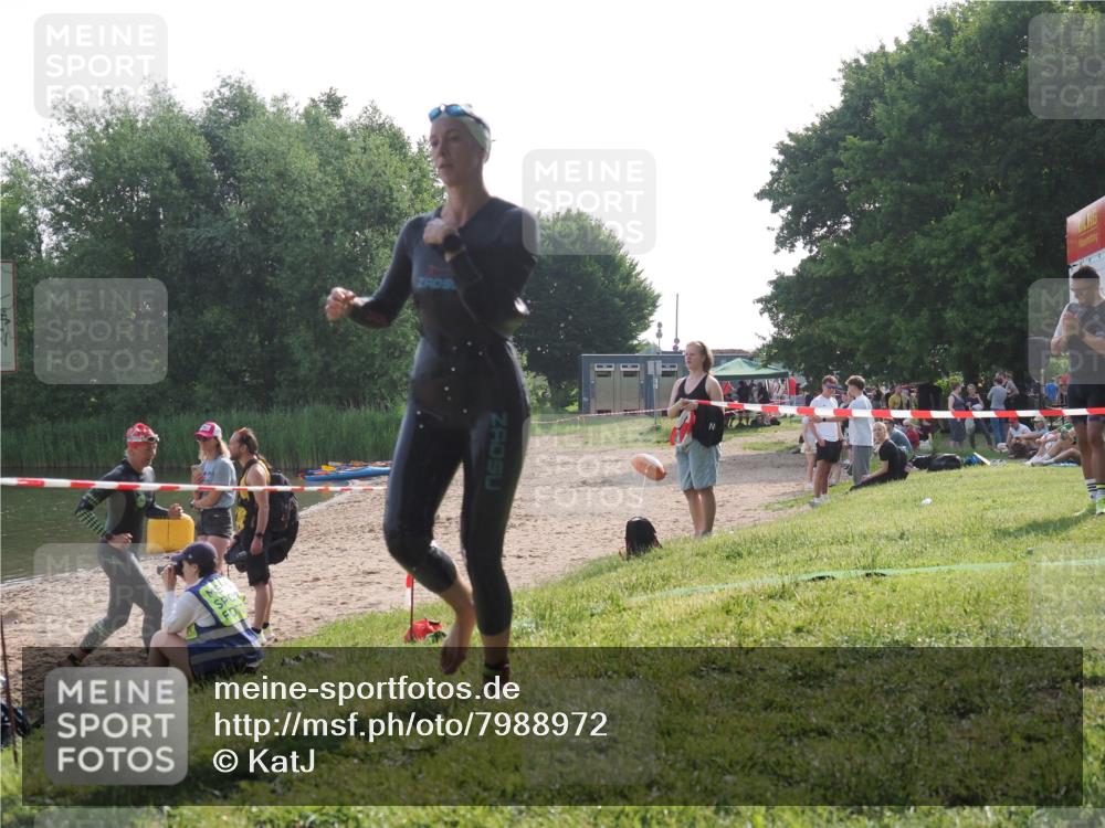 15.06.2025 - 27. Vierlanden-Triathlon KatJ http://msf.ph/oto/7988972 15.06.2025 09:07:01 Schwimmen 212, 251 meine-sportfotos.de