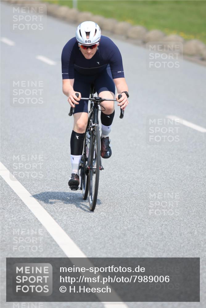 21.06.2025 - 27. Vierlanden-Triathlon H.Heesch http://msf.ph/oto/7989006 15.06.2025 11:45:37 Radfahren 645, 728, 733 meine-sportfotos.de