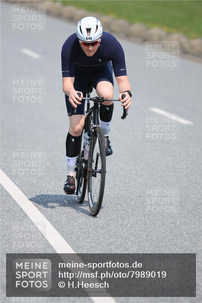 21.06.2025 - 27. Vierlanden-Triathlon H.Heesch http://msf.ph/oto/7989019 15.06.2025 11:45:37 Radfahren 645, 728, 733 meine-sportfotos.de