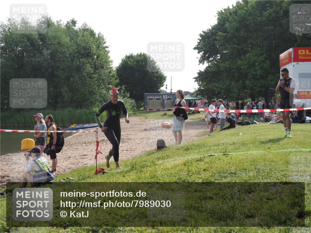 15.06.2025 - 27. Vierlanden-Triathlon KatJ http://msf.ph/oto/7989030 15.06.2025 09:07:02 Schwimmen 212, 251 meine-sportfotos.de